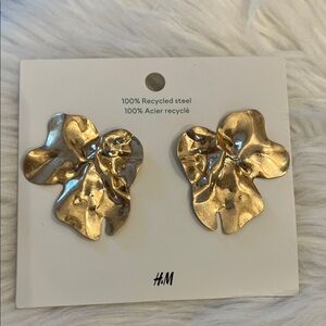 H&M Metallic Gold pierced earrings 🥰
